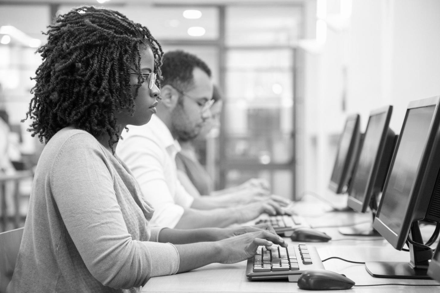 Séance d'apprentissage en groupe sur les services bancaires
